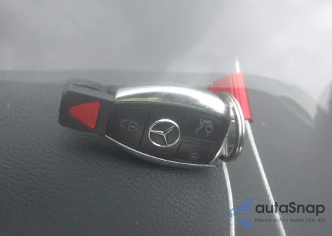 2017 Mercedes-Benz C 300 z USA, uszkodzony, nr VIN 55SWF4JB9HU179392